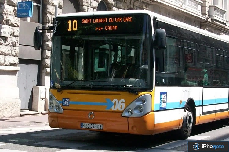 Bus urbain à Nice dans une rue du centre-ville
