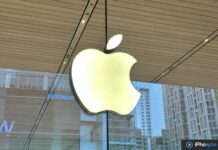DMA : la justice de l’UE maintient Apple dans le viseur pour iOS et l’App Store Logo Apple lumineux sur la façade d’un Apple Store