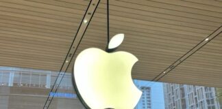Logo Apple lumineux sur la façade d’un Apple Store