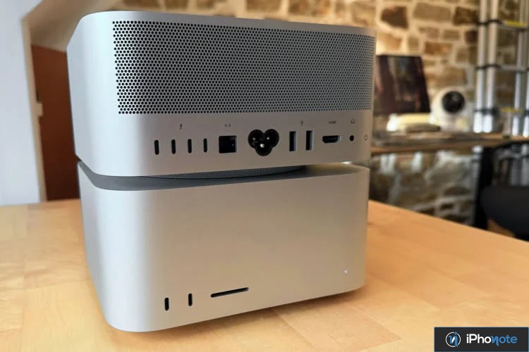 Deux Mac Studio empilés sur une table