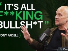 Tony Fadell parle devant un micro en studio