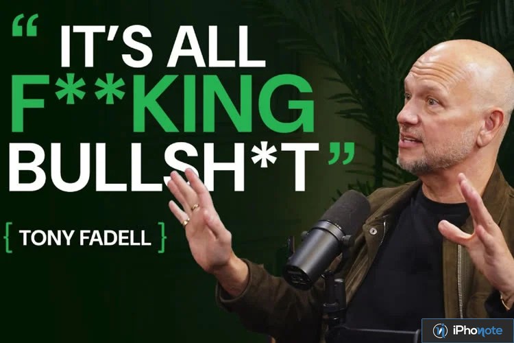 Tony Fadell parle devant un micro en studio