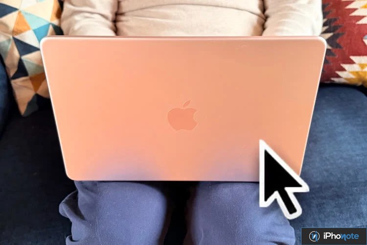 MacBook rose avec curseur de souris visible