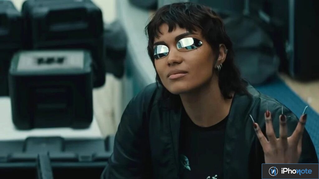 Jeune femme en lunettes futuristes dans un décor science-fiction