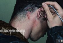 Personnage avec implant cybernétique à l’arrière de l’oreille