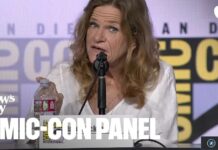 Intervenante de Widow’s Bay parlant au Comic-Con de San Diego