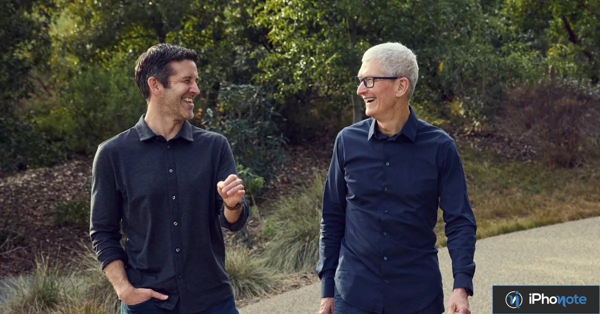 Tim Cook et John Ternus marchent en discutant à l’extérieur
