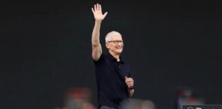 Tim Cook salue la foule lors d’un événement public