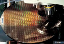 Gros plan d’une puce en silicium sur une tranche