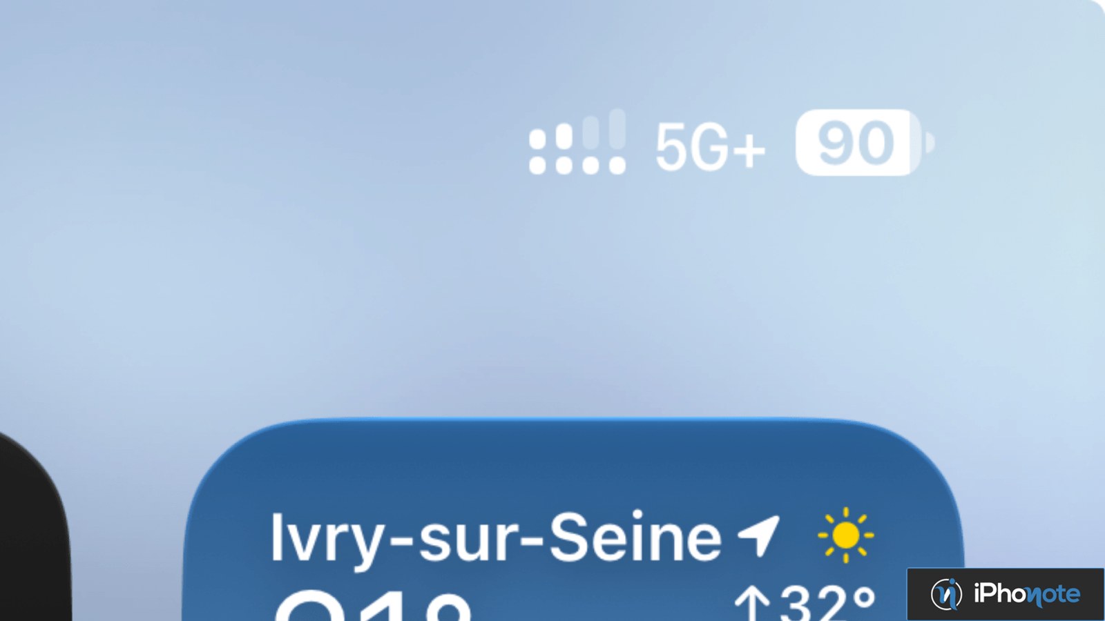 Illustration d’un iPhone affichant le réseau mobile 5G+