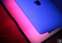 Ordinateur portable Apple éclairé par des lumières bleue et rose