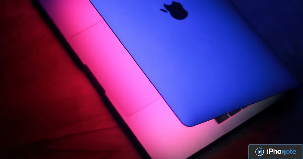 Ordinateur portable Apple éclairé par des lumières bleue et rose
