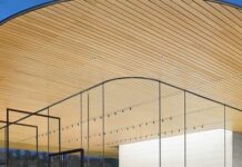 Intérieur lumineux d’un Apple Store avec tables et clients