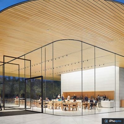 Intérieur lumineux d’un Apple Store avec tables et clients