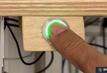 Capteur Touch ID artisanal fixé sous un bureau en bois