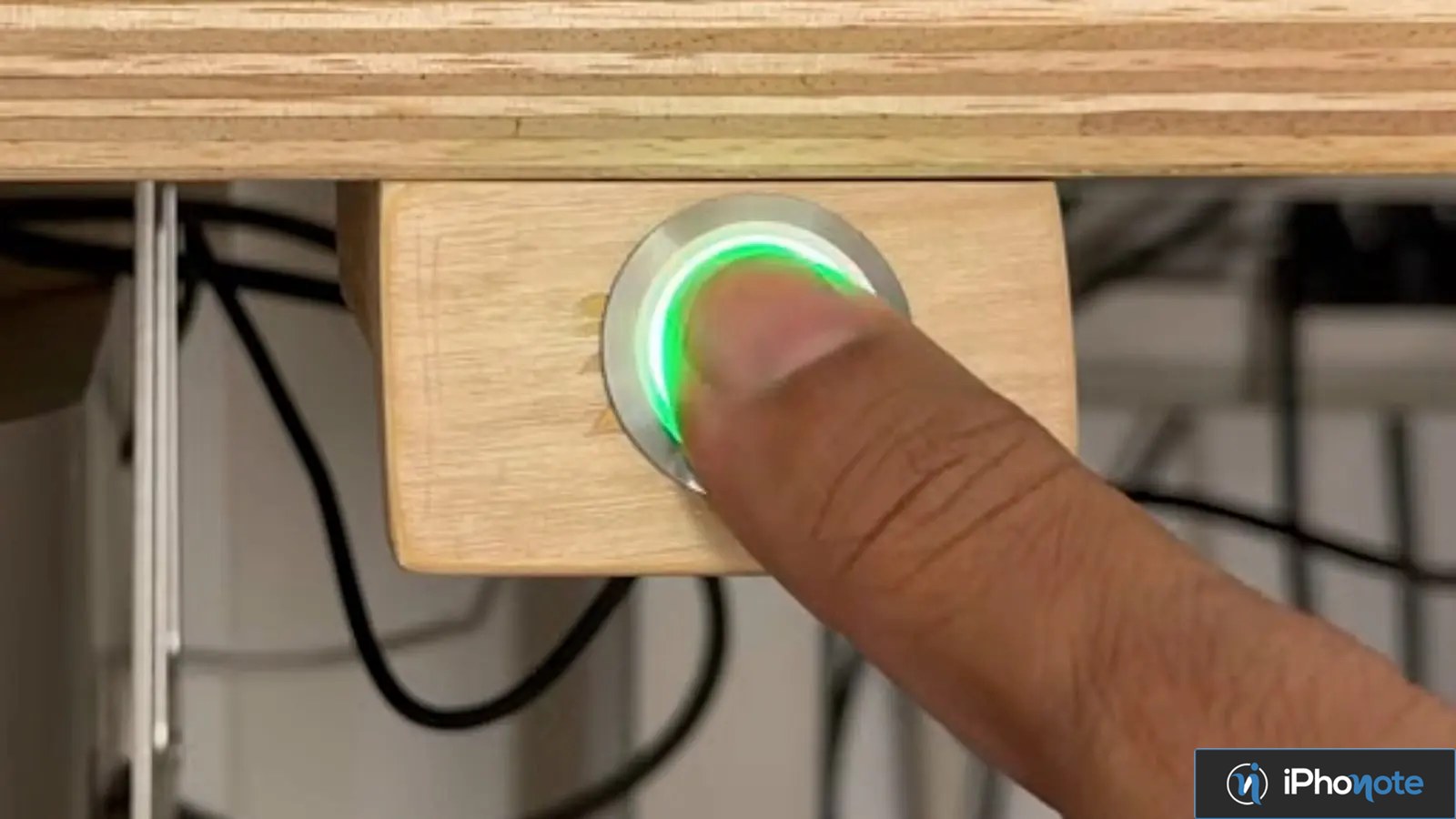 Capteur Touch ID artisanal fixé sous un bureau en bois