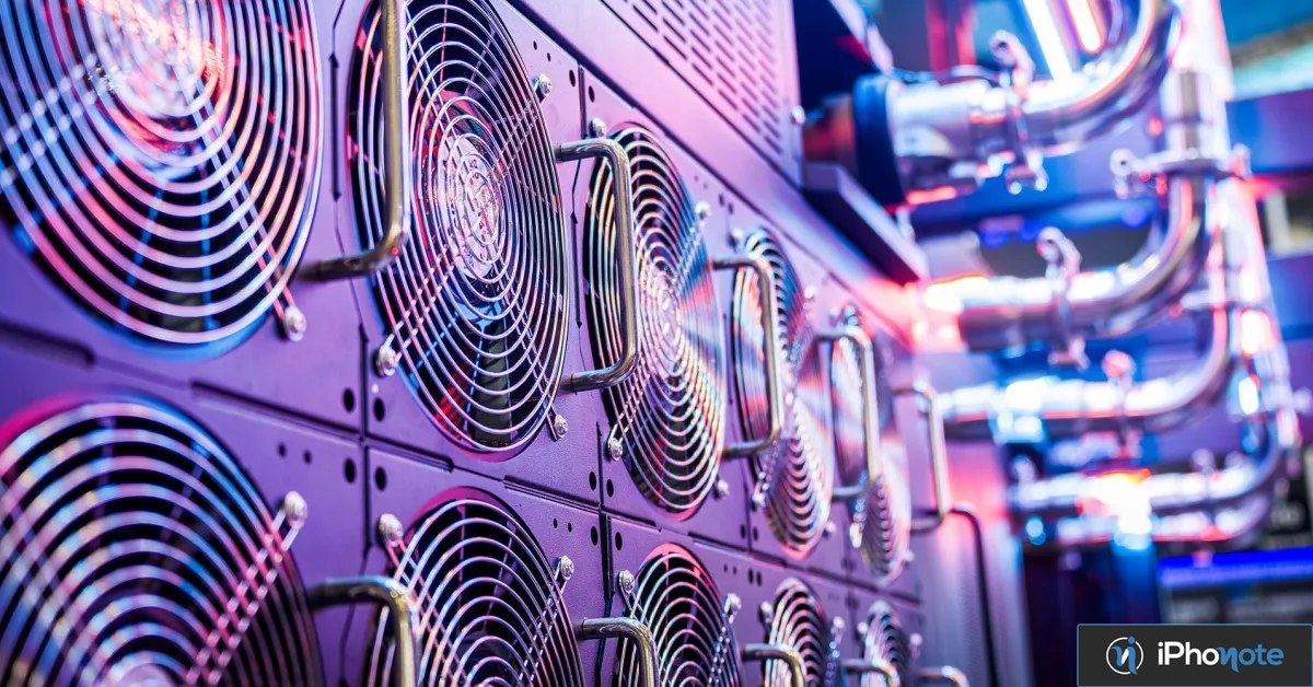 Serveurs informatiques équipés de ventilateurs dans une installation technologique