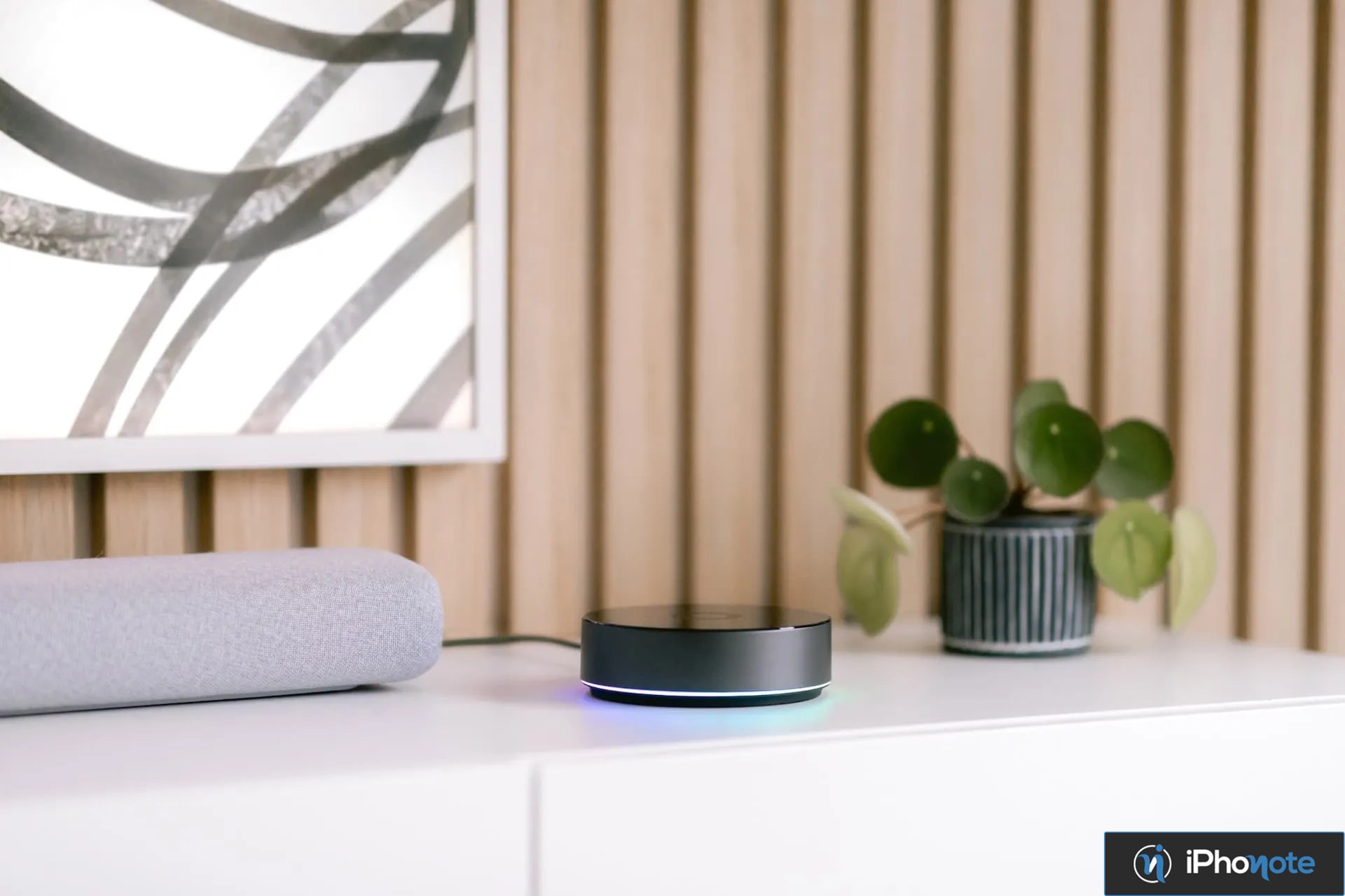 Boîtier Homey posé à côté d’une enceinte connectée