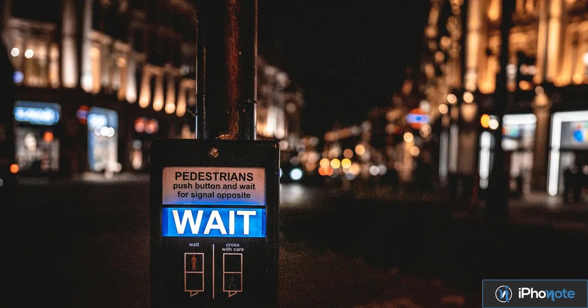 Panneau lumineux invitant les piétons à attendre la traversée