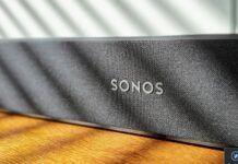 iPhone : Sonos suit votre écoute sur l’écran verrouillé Enceinte connectée Sonos noire posée sur une table en bois