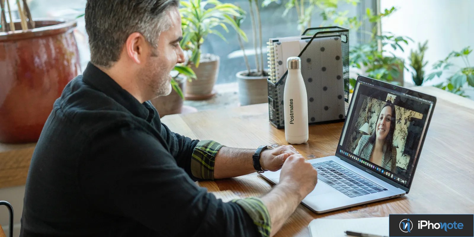 Utilisateur assistant à une réunion vidéo Zoom depuis un MacBook
