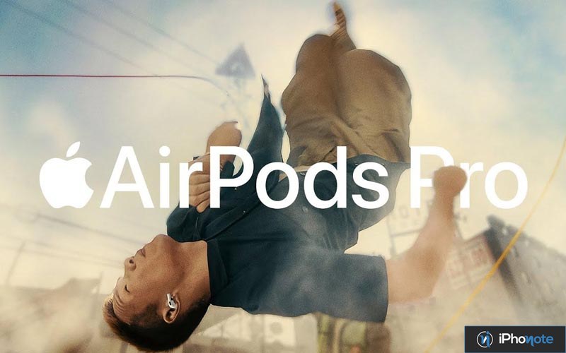 AirPods Pro portés par une personne dans une scène artistique
