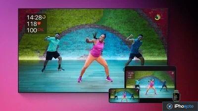 Entraîneurs Fitness+ réalisant une séance sportive sur plusieurs écrans