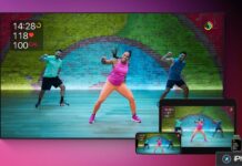 Séance Fitness+ avec trois entraîneurs affichée sur plusieurs appareils Apple