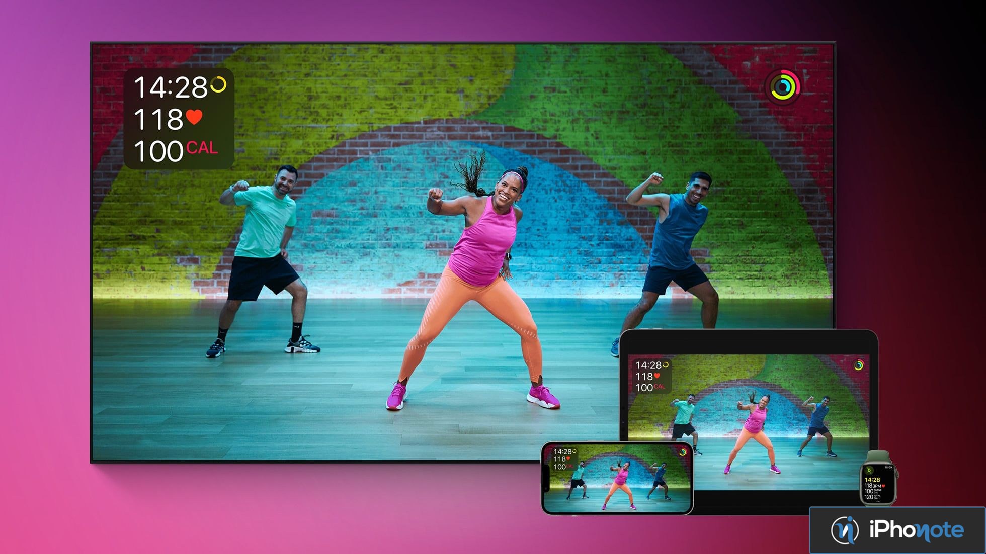 Séance Fitness+ avec trois entraîneurs affichée sur plusieurs appareils Apple