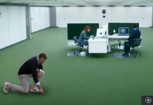 Ted Lasso à genoux dans les bureaux futuristes de Severance