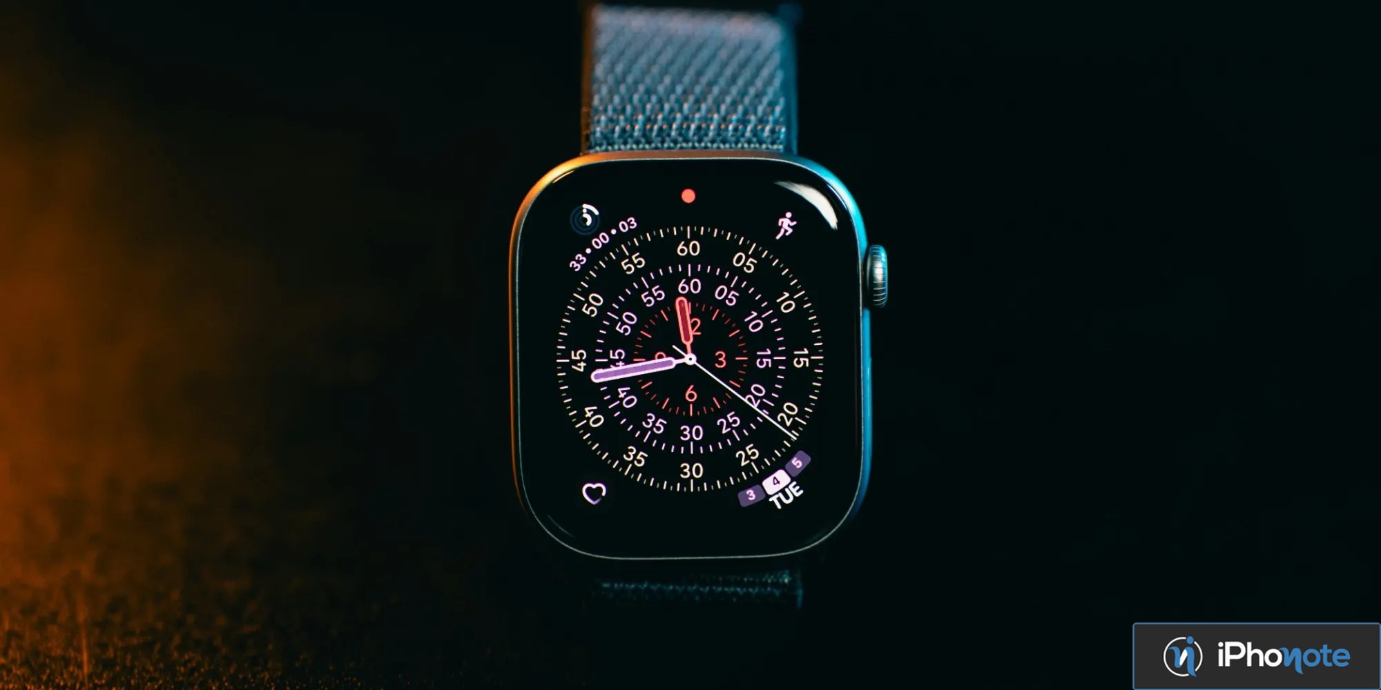 Apple Watch avec bracelet métallique et cadran analogique lumineux