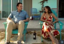 Deux personnages assis dans des fauteuils sur une plage