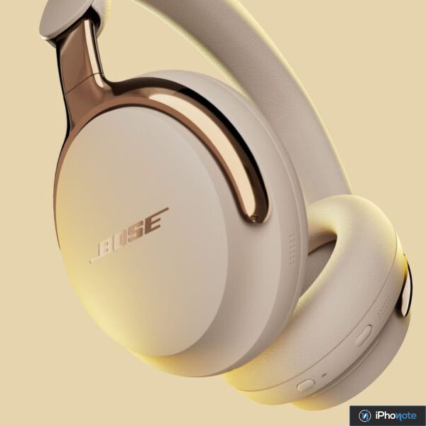 Casque audio Bose sans fil beige vu de trois quarts
