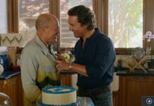 Apple TV lance Brothers avec McConaughey et Harrelson Matthew McConaughey et Woody Harrelson devant un gâteau