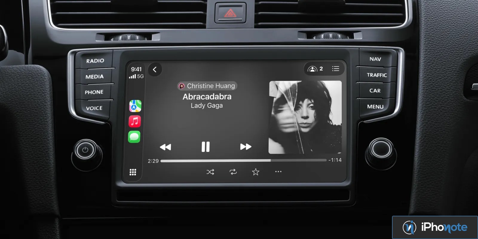 Écran CarPlay affichant Apple Music dans une voiture
