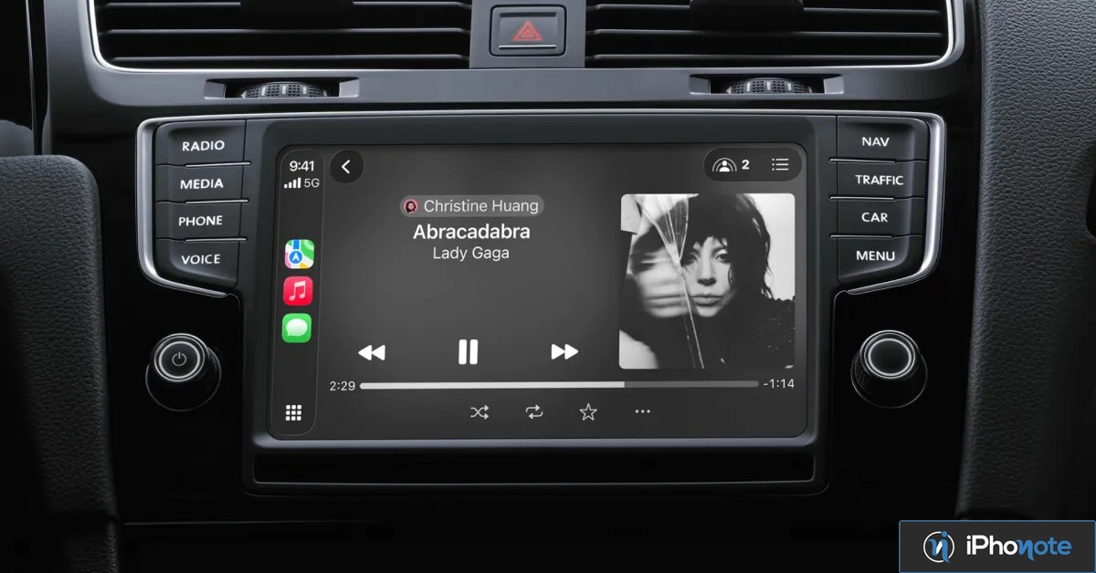 Écran CarPlay affichant Apple Music dans une voiture