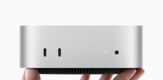 Mac mini argenté tenu entre les mains, avec ports visibles