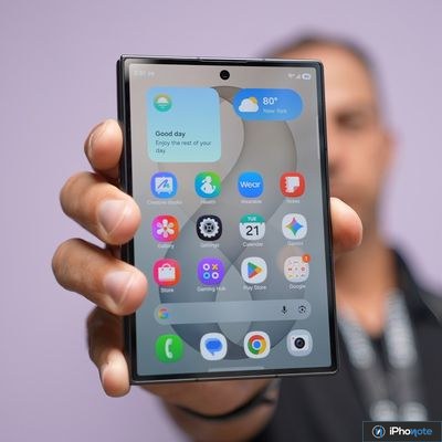 Smartphone pliable Samsung présenté écran allumé