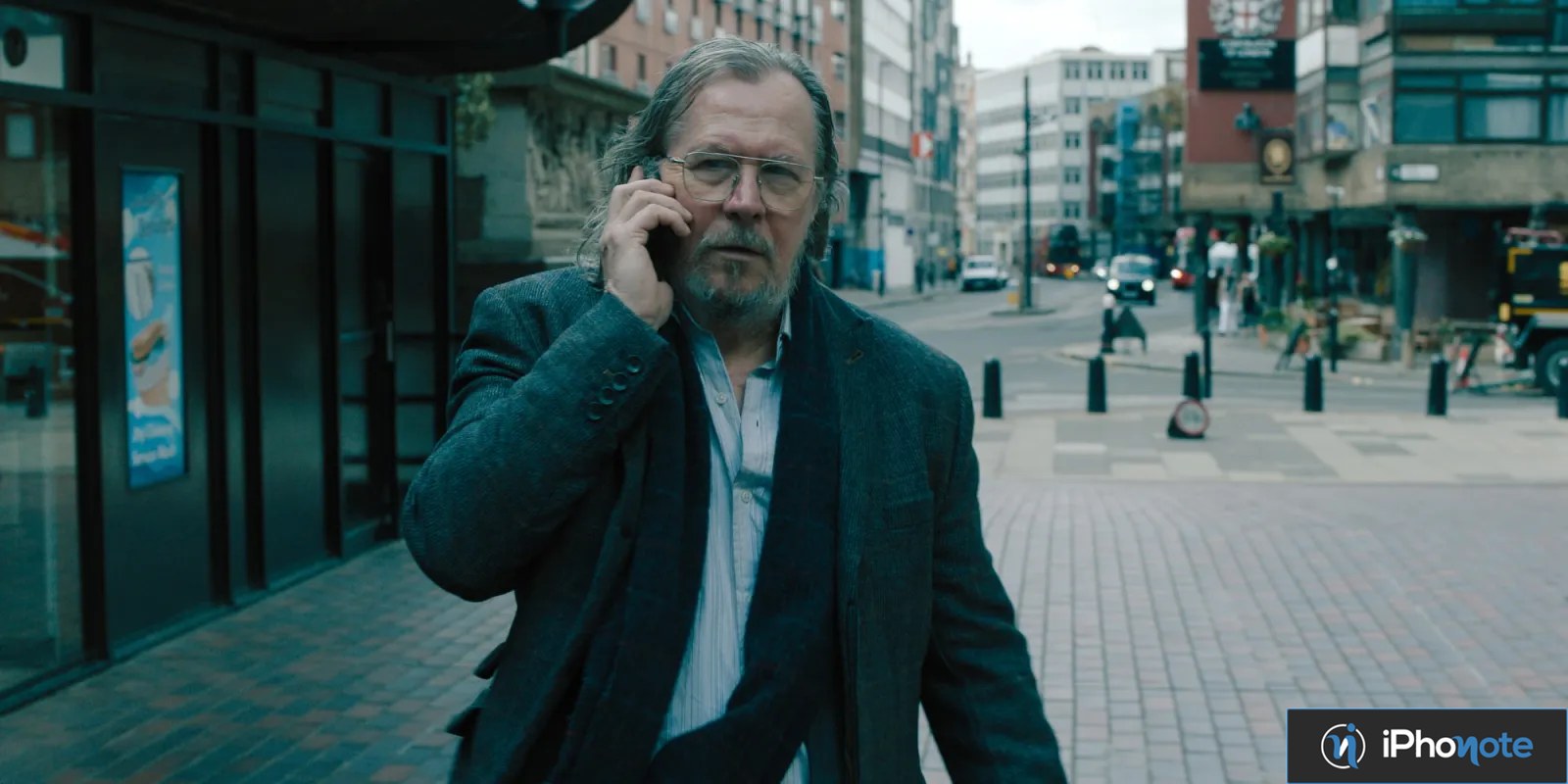 Personnage de Slow Horses au téléphone dans une rue londonienne