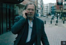Apple TV : Slow Horses saison 6, Sid et Hugo de retour Gary Oldman dans Slow Horses, au téléphone dans une rue londonienne