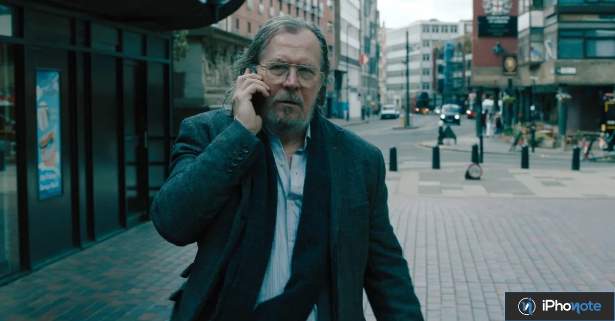 Gary Oldman dans Slow Horses, au téléphone dans une rue londonienne