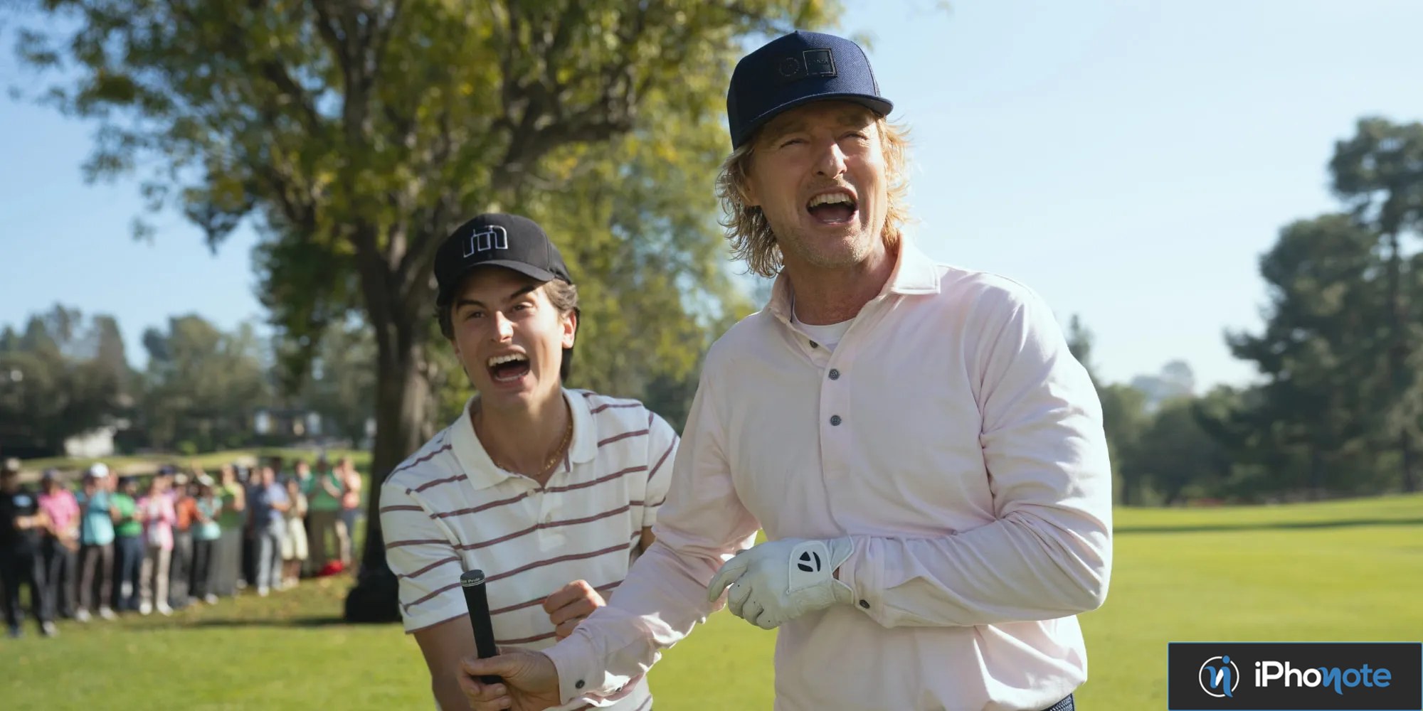 Owen Wilson joue au golf avec un jeune homme