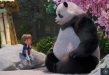 Panda Stillwater assis près d’un enfant dans un jardin fleuri