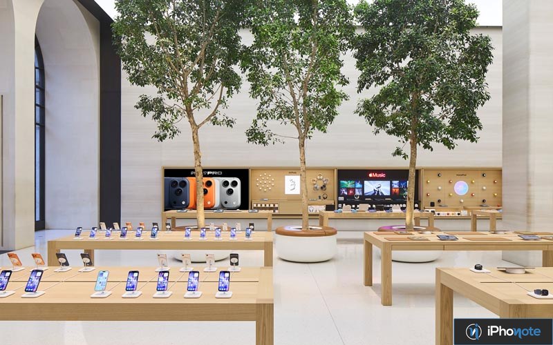 Intérieur d’un Apple Store avec présentoirs muraux et produits exposés