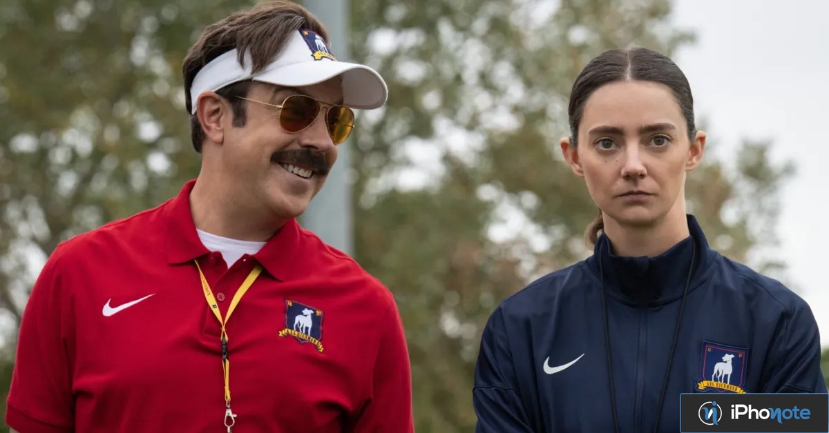 Ted Lasso et une entraîneuse portent des tenues sportives