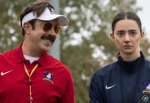 Deux personnages de Ted Lasso posent en tenue de football