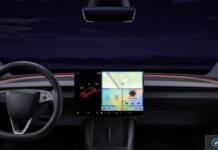 CarPlay : Tesla entrouvre la porte, GM et Rivian résistent Habitacle Tesla avec écran central affichant navigation et commandes multimédias