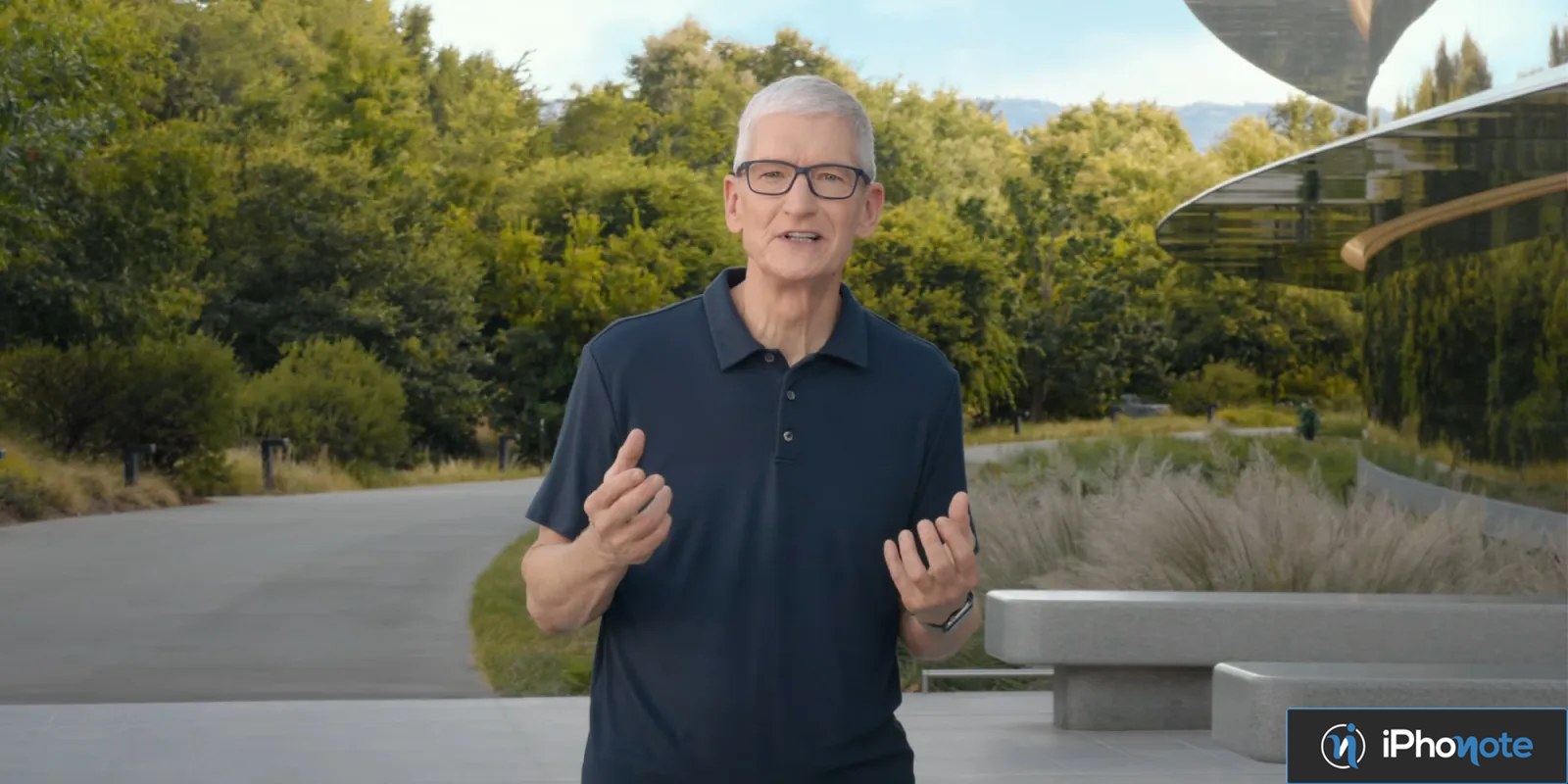 Tim Cook s’exprime devant le siège d’Apple à Cupertino