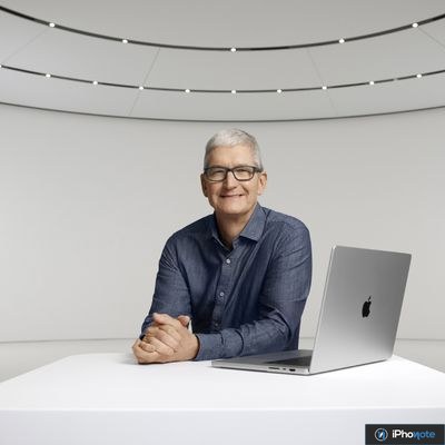 Tim Cook assis devant un MacBook dans un espace Apple