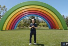 Tim Cook devant un arc-en-ciel sur le campus Apple